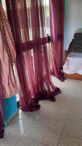 Casa No Per�, Bem Pr�ximo Das Praias E Shopping.