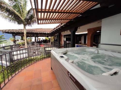 11 Bedroom Gym Luxury Villa - Heated Pool Jacuzzi