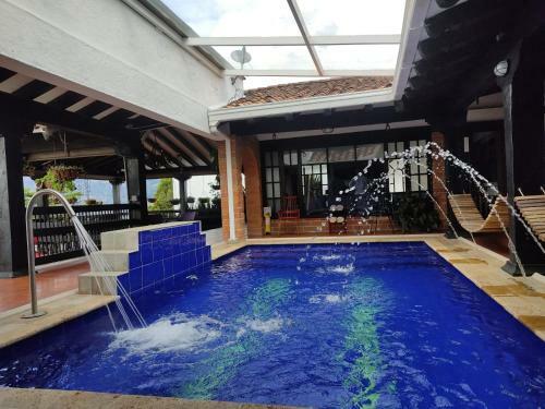 11 Bedroom Gym Luxury Villa - Heated Pool Jacuzzi