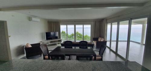 Luxury 2 Bed, 2 Bath Apartment With Stunning Panoramic Sea View, Private Beach