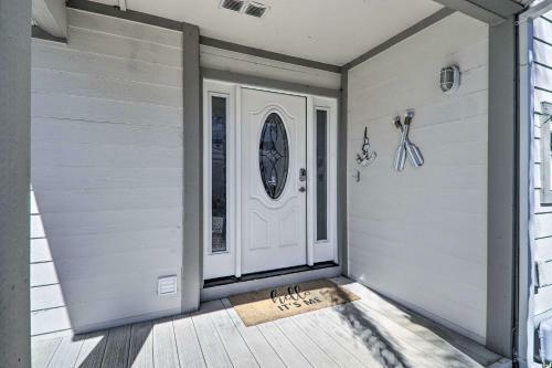 Discovery Bay Retreat With Balcony And Boat Dock!