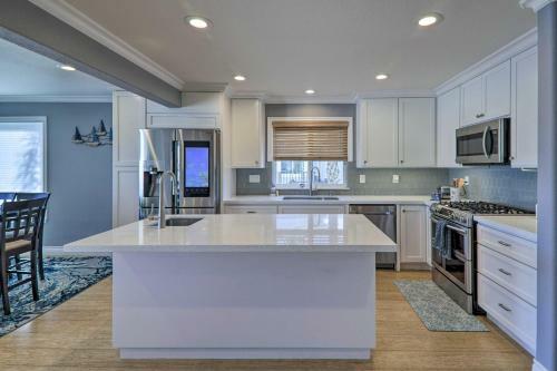 Discovery Bay Retreat With Balcony And Boat Dock!