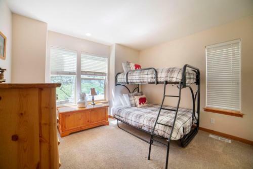 #427 - Spacious Townhome, Large Private Deck & Mountain Views