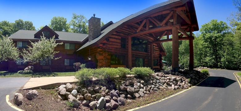 Hotel Konkapot Lodge