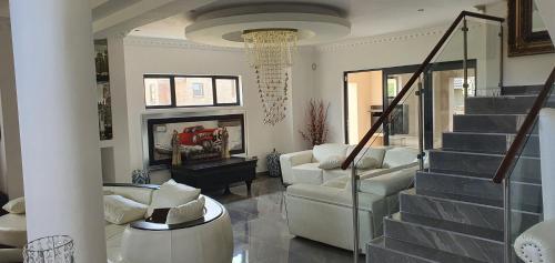 Spacious, 2 Storey House With Private Cinema, Fire Pit And Jacuzzi