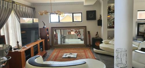 Spacious, 2 Storey House With Private Cinema, Fire Pit And Jacuzzi