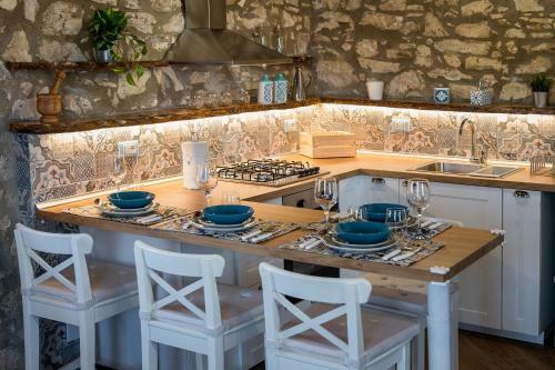 Villa Stone Walls With Jacuzzi