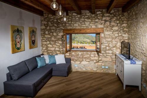 Villa Stone Walls With Jacuzzi
