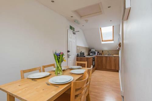 The White Cliffs Retreat - Coastal Village Lodge