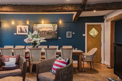 The White Cliffs Retreat - Coastal Village Lodge