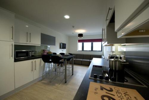 Zeni Apartments 6 Bed Apartment In Central Exeter