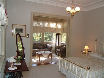 Lodge Whispering Pines Chalet And Cottages