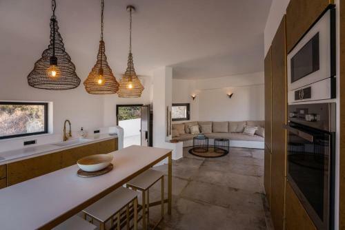 Mikri Sorriso Luxurious Villa On The Beach