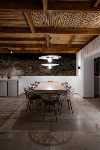 Mikri Sorriso Luxurious Villa On The Beach