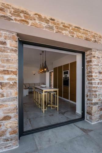 Mikri Sorriso Luxurious Villa On The Beach