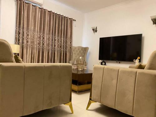 Pool View Beautiful Apartment In Delhi, Noida