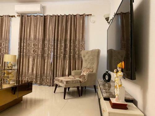 Pool View Beautiful Apartment In Delhi, Noida