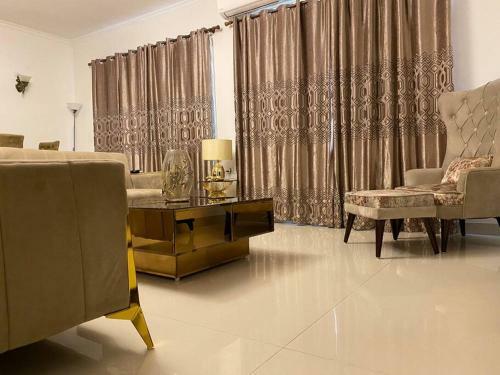 Pool View Beautiful Apartment In Delhi, Noida