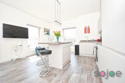 Stunning Split Level Apartment With Roof Terrace
