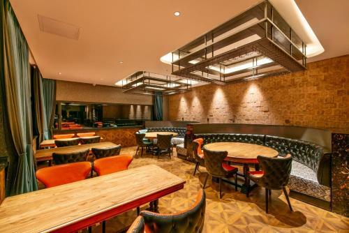 Eason Holiday Hotel