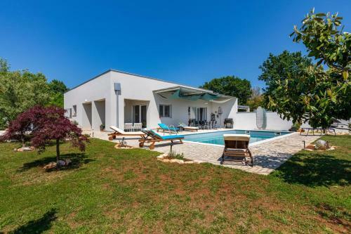 Villa Holiday House With Pool Near Rovinj