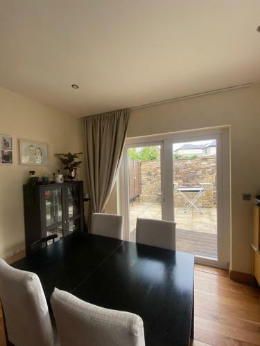 Town Villa With Charming Garden & Bbq Area