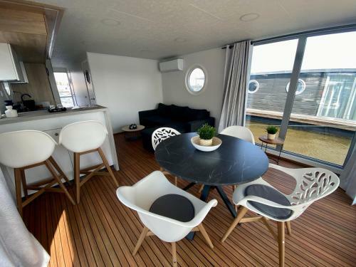 Luxurious Houseboat - Modern