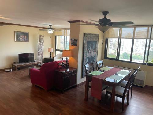 Apartamento Centrally Located Condo 2 Bedroom And Office Space