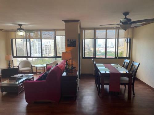 Apartamento Centrally Located Condo 2 Bedroom And Office Space