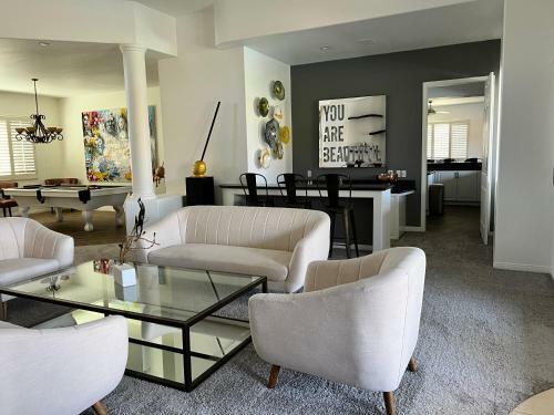 Art Lover's Paradise In Rancho Mirage!