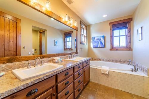 #533- Snowcreek Old Western Style Townhome
