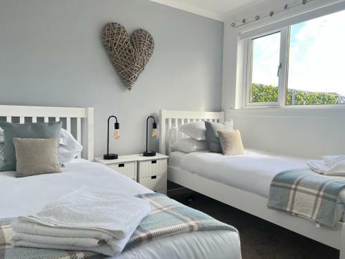 Dragonfly - Hot Tub Luxury Two Bedroom Cottage