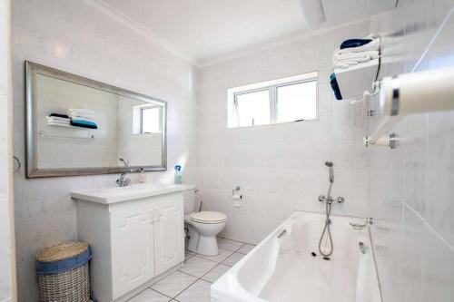 Secure One Bedroom Apartment 500m From The Beach