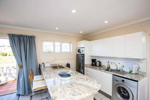 Secure One Bedroom Apartment 500m From The Beach