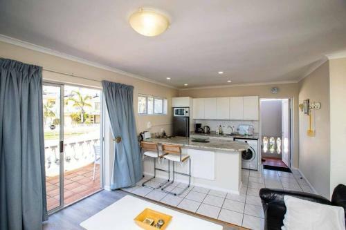 Secure One Bedroom Apartment 500m From The Beach