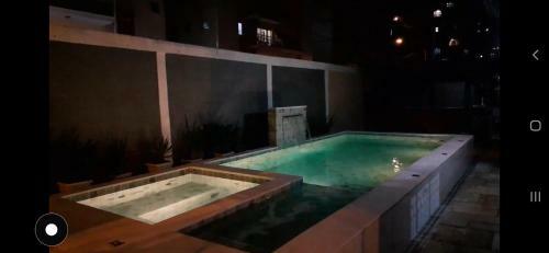 Casa Com Piscina Hidromassagem E Churrasqueira