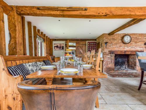 Pass The Keys Large Converted Barn With Pool, Gym And Gardens