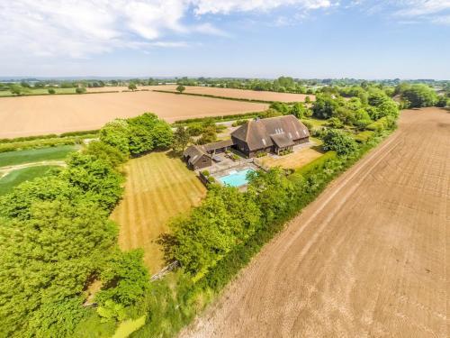 Pass The Keys Large Converted Barn With Pool, Gym And Gardens