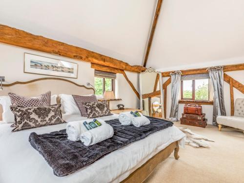 Pass The Keys Large Converted Barn With Pool, Gym And Gardens