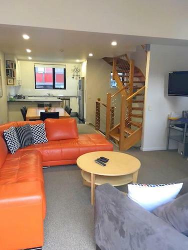 Luxury Woodridge 2-bedroom Apartment
