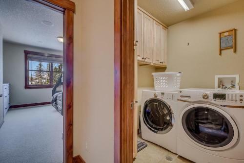 #1046- Stunning Remodeled Cornerstone Townhome