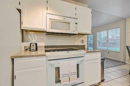 Single-story Home With Patio, 5 Mi To Beach!