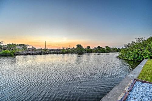Canalfront Cape Coral Home With Kayaks And Bikes!
