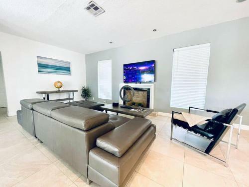 Heated Pool Home-best Location 5 Min To Beach