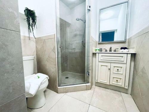 Heated Pool Home-best Location 5 Min To Beach