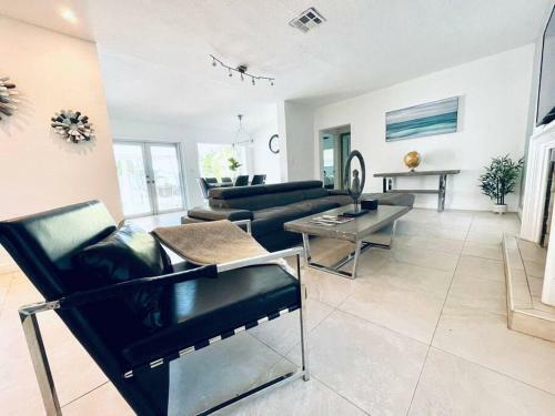 Heated Pool Home-best Location 5 Min To Beach