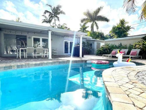Heated Pool Home-best Location 5 Min To Beach