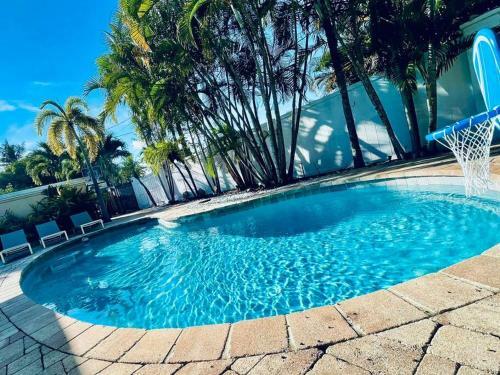 Heated Pool Home-best Location 5 Min To Beach