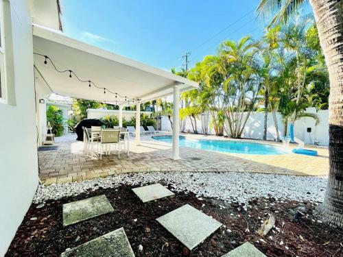 Heated Pool Home-best Location 5 Min To Beach