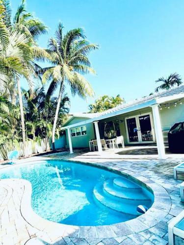 Heated Pool Home-best Location 5 Min To Beach